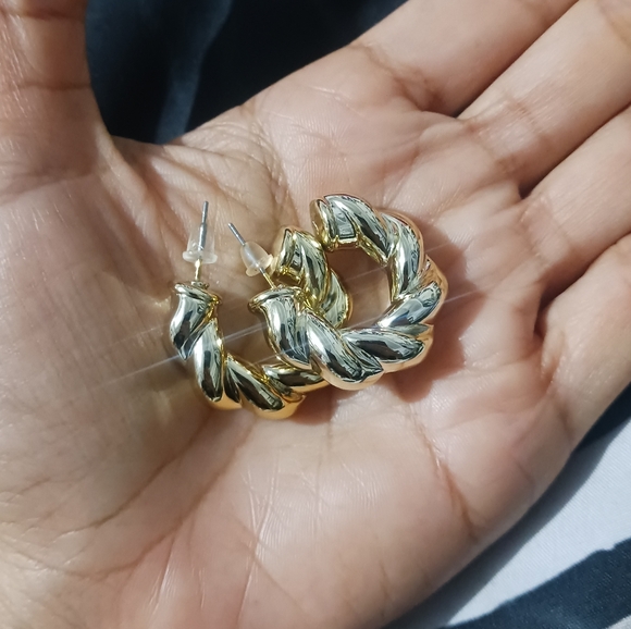 Women Fashion Gold Mini Hoop Earrings - Picture 3 of 6